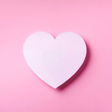 Beyaz kalp kağıt üzerinde punchy pastel arka plan kopya alanı ile kesilerek. Üstten Görünüm. Sevgililer günü. Aşk, Tarih, romantik kavramı. Kare kırpma