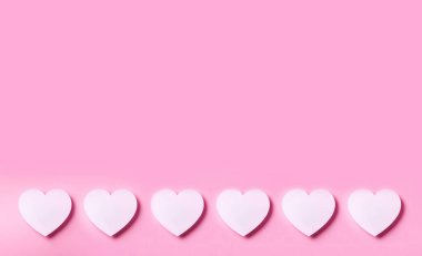 Seamless modeli pembe punchy pastel arka plan üzerinde beyaz kupa. Üstten Görünüm. Sevgililer günü. Aşk, Tarih, romantik kavramı. Afiş.