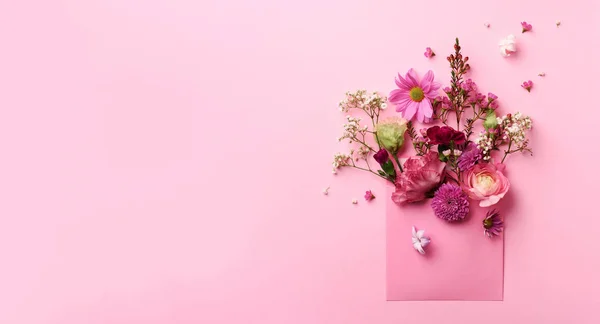 Roze Envelop Met Lentebloemen Floral Samenstelling Creatieve Lay Out Plat — Stockfoto