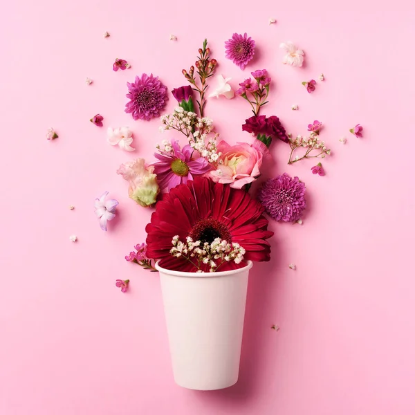 Diseño Creativo Hecho Taza Papel Blanco Con Flores Color Rosa —  Fotos de Stock