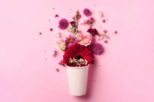 Diseño Creativo Hecho Taza Papel Blanco Con Flores Color Rosa —  Fotos de Stock