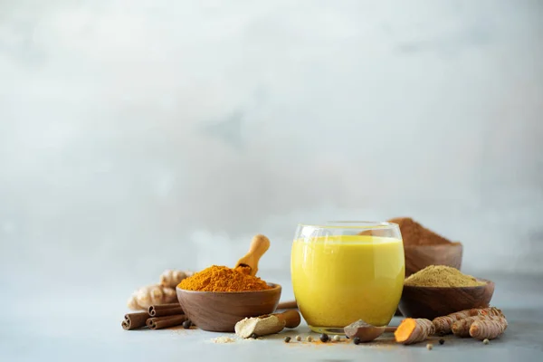 Zerdeçal latte için malzemeler. Zerdeçal tozu, curcuma kök, tarçın, zencefil gri arka plan üzerinde. Alan, kare kırpma kopyalayın. Ayurvedik tedavi için baharat. Alternatif Tıp kavramı