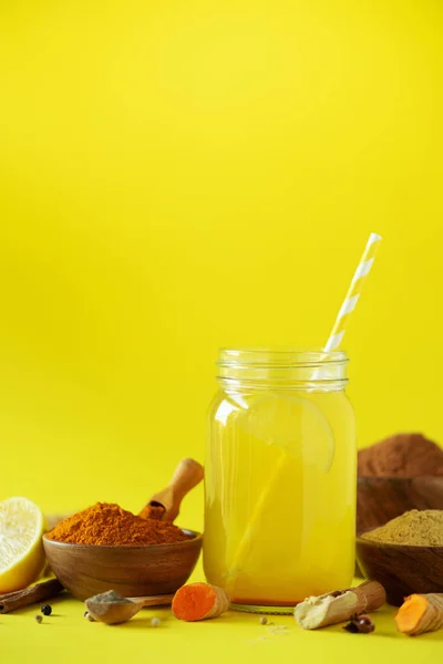 Ingredientes Para Bebida Cúrcuma Naranja Sobre Fondo Amarillo Agua Limón — Foto de Stock
