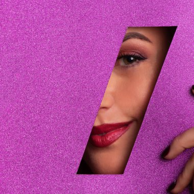 Kız parlak makyaj, kırmızı ruj delikten Menekşe kağıt arıyor. Sanatçı, güzellik kavramı olun. Kozmetik satış. Kare ürün. Güzellik Salonu reklam afişi kopya alanı ile