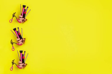 Desen kadın el ile profesyonel kozmetik araçlar için yapmak: Fırçalar, maskara, ruj, Sarı zemin üzerine kirpik kıvırıcı. Güzellik kavramı. Afiş kozmetik Satılık. Kopya alanı