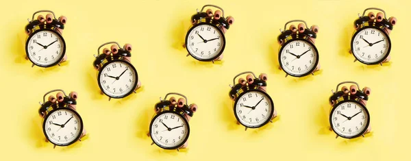 Mão Segurando Relógio Alarme Preto Através Buraco Fundo Papel Amarelo — Fotografia de Stock