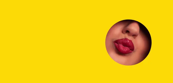 Zicht Mooie Rode Lippen Kus Door Gat Gele Papieren Achtergrond — Stockfoto
