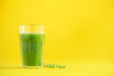 Cam Sarı zemin üzerine yeşil kereviz güler yüzlü. Kopya alanı ile banner. Taze meyve suyu Detoks için. Vegan, alkalin sağlıklı beslenme kavramı