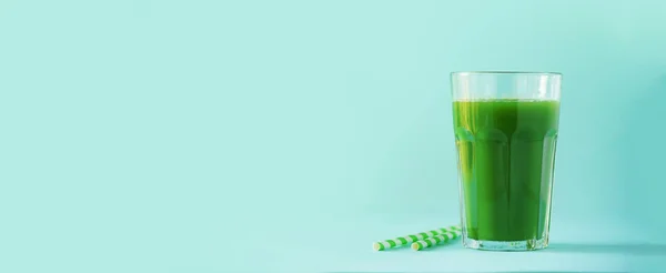 Vaso de batido de apio verde sobre fondo azul. Banner con espacio de copia. Jugo fresco para desintoxicación. Vegano, concepto de dieta saludable alcalina — Foto de Stock