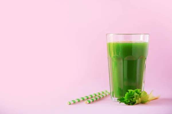 Glass of green celery smoothie on pink background. Banner with copy space. Fresh juice for detox. Vegan, alkaline healthy diet concept — Stock Photo, Image