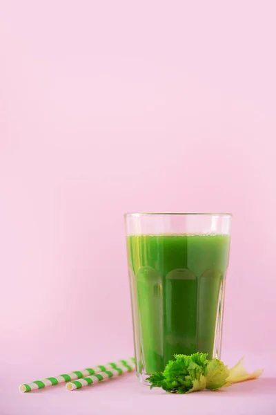 핑크 배경에 녹색 셀러리 스무디의 유리입니다. 배너 복사 공간. 해독에 대 한 신선한 주스입니다. 채식주의 알칼리 성 건강 한 다이어트 개념 — 스톡 사진