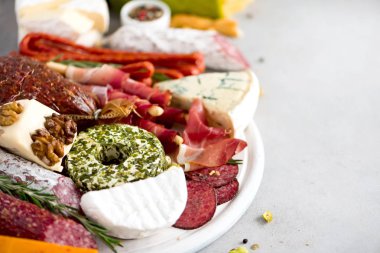 Geleneksel İtalyan meze, kesme füme kurula salam, soğuk et, salam, jambon, peynir, zeytin, Kapari gri arka plan üzerinde. Peynir ve et iştah açıcı.