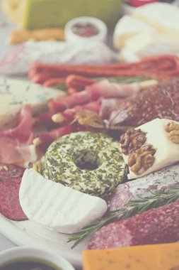 Geleneksel İtalyan meze, kesme füme kurula salam, soğuk et, salam, jambon, peynir, zeytin, Kapari gri arka plan üzerinde. Peynir ve et iştah açıcı.