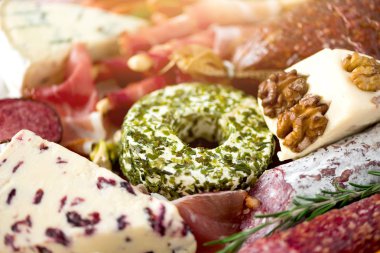 Soğuk füme et tabağı. Geleneksel İtalyan meze, gri arka plan üzerine kurulu salam, jambon, domuz, domuz eti, zeytin ile kesme. Görünümü ana sayfa, yer kopyalayın, yat