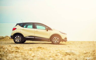 Plaj yolunda beyaz bir çapraz araba. Pankart. Seyahat, yaz tatili, tatil, özgürlük konsepti. Dijital detoks