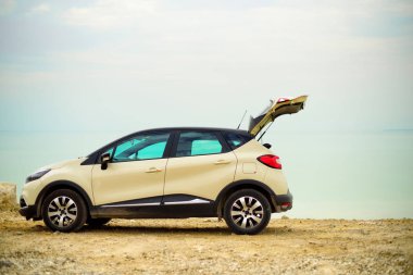 Yaz tatili, tatiller, seyahat, gezi, macera konsepti. Plaj yolunda beyaz bir çapraz araba. Pankart. Dijital detoks.