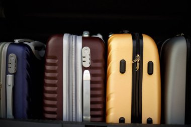 Bavullar ve çantalar bagajda. Yaz tatili, seyahat, gezi, macera konsepti.