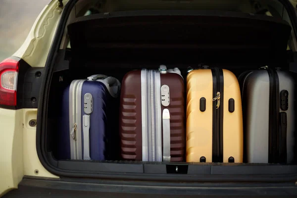 Відкритий автомобільний багажник, повний валіз, багажу. Літні канікули, подорожі, подорожі, концепція пригод . — стокове фото