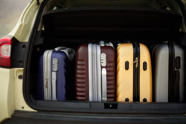 Открытая машина багажник полный чемоданов, багажа, багажа. Летний отдых, путешествия, путешествия, концепция приключений
.
