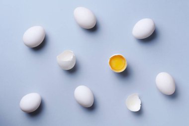 Gri arka planda beyaz yumurtalı besin konsepti. Üst Manzara. Asgari tarzda yaratıcı bir model. Düz yatıyordu