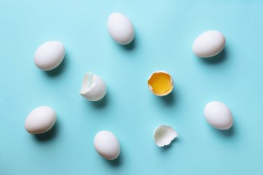 Mavi arka planda beyaz yumurtalı besin konsepti. Üst Manzara. Asgari tarzda yaratıcı bir model. Düz yatıyordu