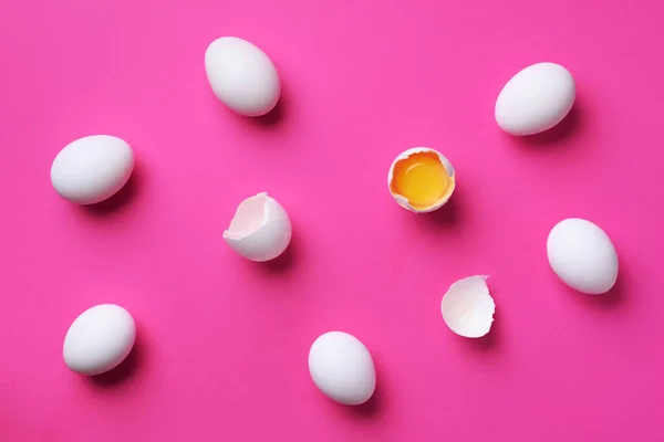 Έννοια τροφίμων με λευκά αυγά σε ροζ φόντο. Στο πάνω μέρος. Δημιουργικό μοτίβο σε minimal στυλ. Επίπεδη — Φωτογραφία Αρχείου