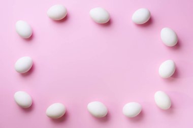 Pembe arka planda beyaz tavuk yumurtalı yemek çerçevesi. Üst Manzara. Asgari tarzda yaratıcı bir model. Düz yatıyordu.