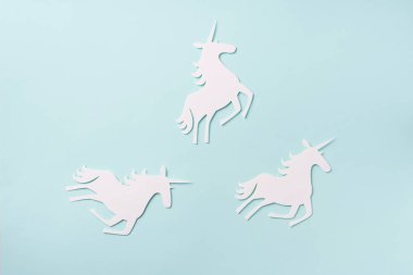 Mavi arka planda yaratıcı tek boynuzlu at deseni. Soyut sanat dokusu Minimal fantezi konsepti. Pankart. Üst görünüm