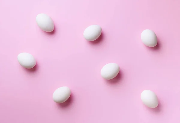 Food concept με λευκά αυγά κοτόπουλου σε ροζ φόντο. Στο πάνω μέρος. Δημιουργικό μοτίβο σε minimal στυλ. Επίπεδη. — Φωτογραφία Αρχείου