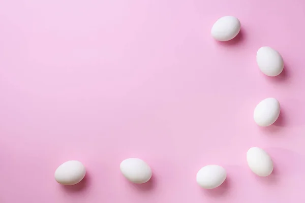 Πλαίσιο φαγητού με λευκά αυγά κοτόπουλου σε ροζ φόντο. Στο πάνω μέρος. Δημιουργικό μοτίβο σε minimal στυλ. Επίπεδη. — Φωτογραφία Αρχείου