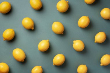 Yeşil kağıtta limonlu yemek kalıbı. Üst Manzara. Yaz kavramı. Vejetaryen ve vejetaryen diyeti