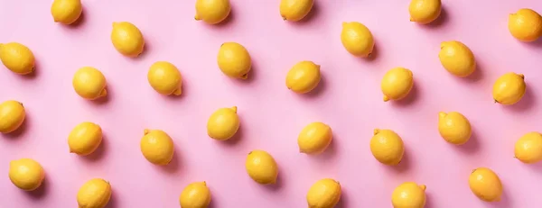 Modello di cibo con limoni su sfondo di carta rosa. Vista dall'alto. Concetto estivo. Dieta vegana e vegetariana. Bandiera — Foto Stock