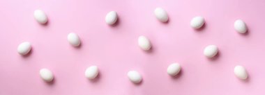 Pembe arka planda beyaz tavuk yumurtası olan yemek konsepti. Üst Manzara. Asgari tarzda yaratıcı bir model. Düz yatıyordu. Renkli pankart