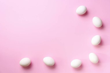 Pembe arka planda beyaz tavuk yumurtalı yemek çerçevesi. Üst Manzara. Asgari tarzda yaratıcı bir model. Düz yatıyordu.