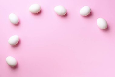 Pembe arka planda beyaz tavuk yumurtalı yemek çerçevesi. Üst Manzara. Asgari tarzda yaratıcı bir model. Düz yatıyordu.