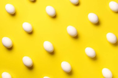 Menekşe arka planında beyaz tavuk yumurtası olan yemek konsepti. Üst Manzara. Asgari tarzda yaratıcı bir model. Düz yatıyordu.