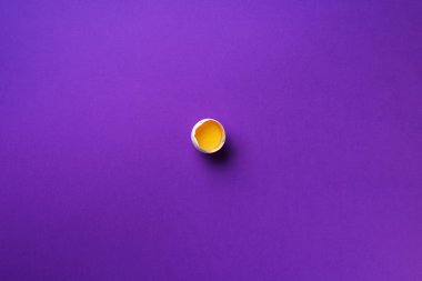 Menekşe arka planında beyaz yumurta olan yemek konsepti. Üst Manzara. Asgari tarzda yaratıcı bir model. Düz yatıyordu.