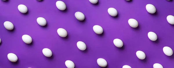 Харчова концепція з білими курячими яйцями на фіолетовому фоні. Вид зверху. Творчий візерунок в мінімальному стилі. Пласка лежала. Барвистий банер — стокове фото