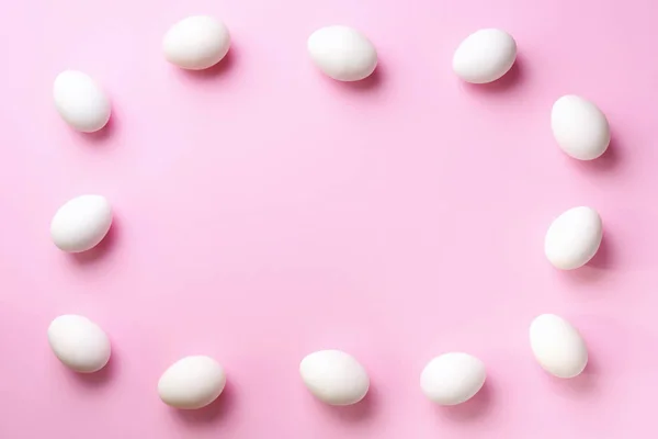 Food frame with white chicken eggs on pink background. Top view. Creative pattern in minimal style. Flat lay. — 스톡 사진
