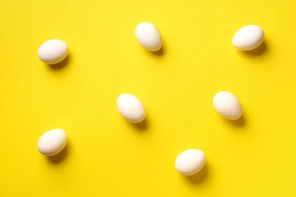 Food concept με λευκά αυγά κοτόπουλου σε κίτρινο φόντο. Στο πάνω μέρος. Δημιουργικό μοτίβο σε minimal στυλ. Επίπεδη. — Φωτογραφία Αρχείου