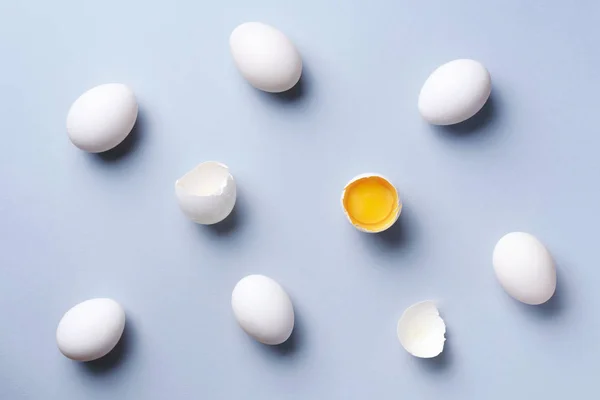 Έννοια τροφίμων με λευκά αυγά σε γκρι φόντο. Στο πάνω μέρος. Δημιουργικό μοτίβο σε minimal στυλ. Επίπεδη — Φωτογραφία Αρχείου