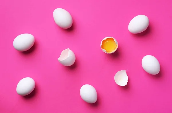 Έννοια τροφίμων με λευκά αυγά σε ροζ φόντο. Στο πάνω μέρος. Δημιουργικό μοτίβο σε minimal στυλ. Επίπεδη — Φωτογραφία Αρχείου