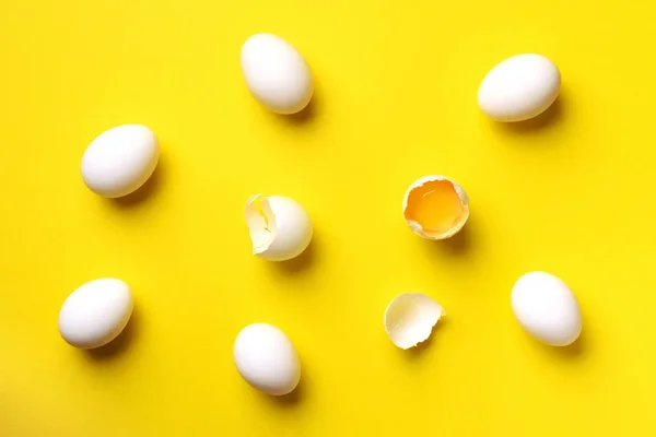 Έννοια τροφίμων με λευκά αυγά σε κίτρινο φόντο. Στο πάνω μέρος. Δημιουργικό μοτίβο σε minimal στυλ. Επίπεδη — Φωτογραφία Αρχείου