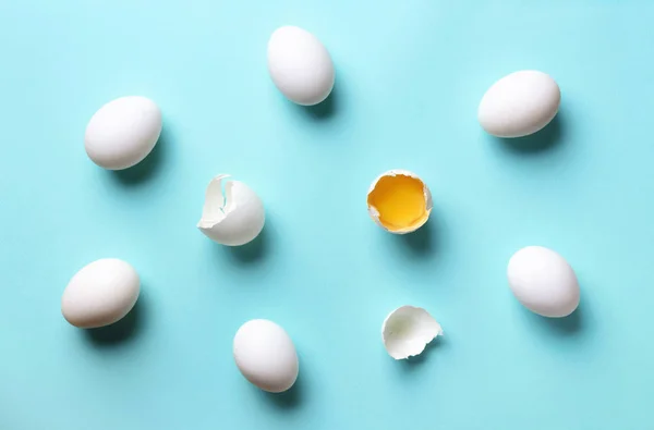 Έννοια τροφίμων με λευκά αυγά σε μπλε φόντο. Στο πάνω μέρος. Δημιουργικό μοτίβο σε minimal στυλ. Επίπεδη — Φωτογραφία Αρχείου