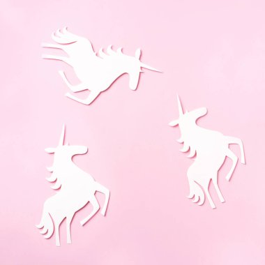 Pembe arka planda yaratıcı tek boynuzlu at deseni. Soyut sanat dokusu Minimal fantezi konsepti. Pankart. Kare mahsul