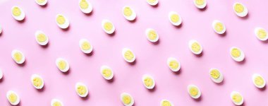 Pembe arka planda haşlanmış yumurta desenli yemek konsepti. Üst Manzara. Asgari tarzda yaratıcı bir model. Düz yatıyordu. Pankart