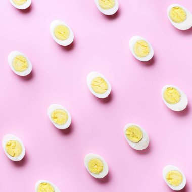 Pembe arka planda haşlanmış yumurta desenli yemek konsepti. Üst Manzara. Asgari tarzda yaratıcı bir model. Düz yatıyordu. Kare mahsul