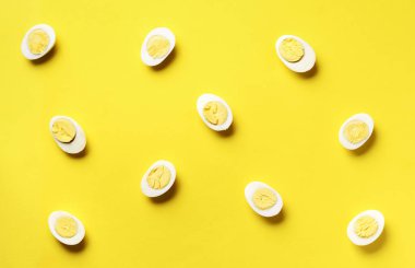 Sarı arka planda haşlanmış yumurta desenli yemek konsepti. Üst Manzara. Asgari tarzda yaratıcı bir model. Düz yatıyordu.