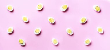 Pembe arka planda haşlanmış yumurta desenli yemek konsepti. Üst Manzara. Asgari tarzda yaratıcı bir model. Düz yatıyordu. Pankart