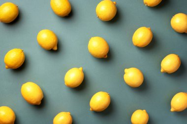 Yeşil kağıtta limonlu yemek kalıbı. Üst Manzara. Yaz kavramı. Vejetaryen ve vejetaryen diyeti